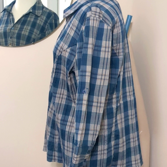 Adorable button up v-neck blouse - Picture 2 of 15